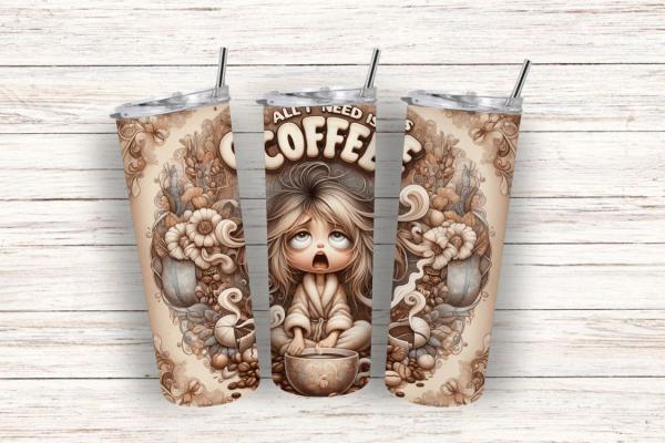 Drei Thermobecher mit humorvollem Design, das eine müde Figur in einem Bademantel zeigt, umgeben von Kaffeebohnen, Blumen und dampfenden Tassen. Über der Figur steht der Schriftzug „All I Need is Coffee“. Das Design ist in warmen, beigen Tönen gehalten un